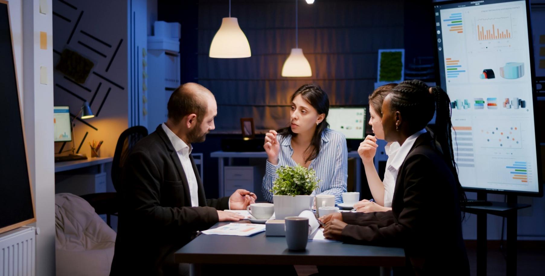 Professionelles Team bei der Budgetplanung und Workflow-Analyse